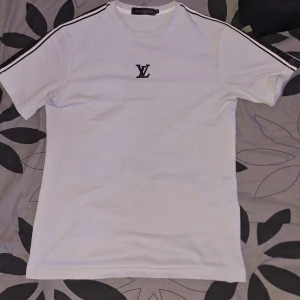 Lw tröja - Vit LW tröja, med tryck på bröstet. Bra kvalitet på den men är för liten för mig, därför jag säljer. Använd 1 gång.