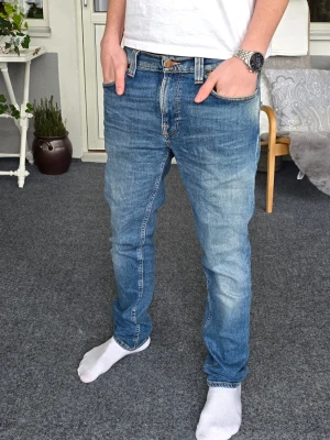 Nudie jeans - Snygga Nudie jeans i storlek 32/32. Skriv om du har några frågor. Observera att de har ett litet hål på bakfickan, se sista bilden.