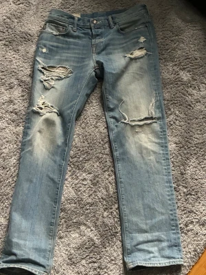 Jeans med slitningar - Tvär feta Abercrombie and fitch jeans med tvär sköna slitningar, hör av dig vid funderingar 🙌🤩