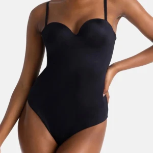 Svart body med bygel och kupor - Snygg svart body med bygel och vadderade kupor som ger extra stöd och form. Axelbanden är justerbara för bästa passform. Klassisk och stilren modell som framhäver siluetten.