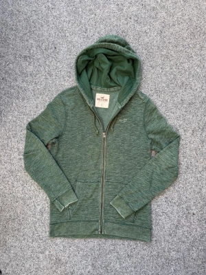 Vintage Hollister zip hoodie | S - Vintage hollister zip hoodie | grön | mycket bra skick - Vintage | storlek: S | hör av er vid minsta lilla fråga eller fundering 🤩