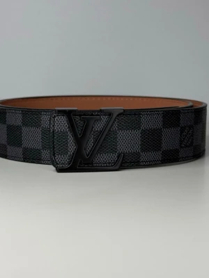   svart/grå bälte - Snyggt bälte  med klassiskt rutigt mönster i svart och grått. Bältet har en stilren som spänne och är gjort i skinn med en lyxig känsla. Perfekt accessoar för att lyfta din outfit.