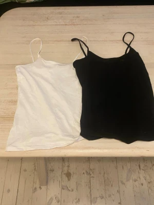 2 pack linnen - Svarta oanvänd, vita använd enstaka gånger. Fint skick.