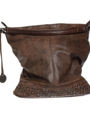 Brun handväska med nitar - Cool brun handväska  med dekorativa nitar längs botten och detaljerade remmar. Väskan har en slouchy form och dragkedja upptill, perfekt för dig som gillar en avslappnad men edgy stil. Lite slitet på handtaget men annars helt oanvänd.