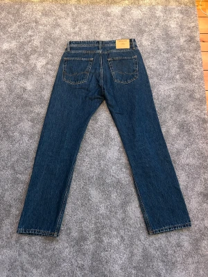 Jack & Jones jeans - Säljer dessa sjukt snygga mörkblå Jack & Jones jeans för ett bra pris. Modellen heter ”Relaxed/Chris” och har lose passform. Storlek 30/32. Vid fler frågor eller funderingar så är det bara att kontakta! Mvh // JJ Studios