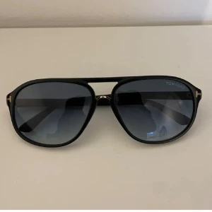 Tom Ford solgalsögon  - Säljer ett par schyssta tom Ford glasögon i mycket fint skick o riktigt feta. Har du frågor tveka inte på att kontakta mig:) pris kan diskuteras 