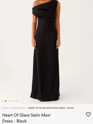 Svart balklänning med off shoulder - Från peppermayo, helt ny med prislapp! Uppsydd för att passa någon som är ca 165 cm lång. Storlek S 