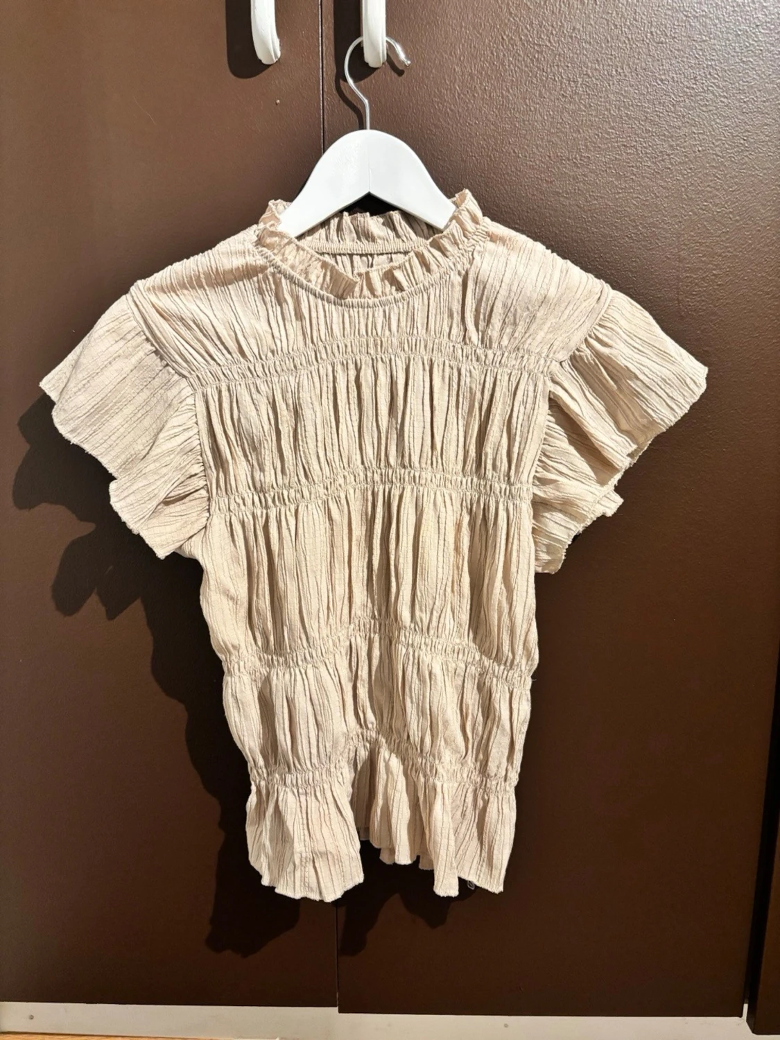 Beige volangblus med kort ärm - 1