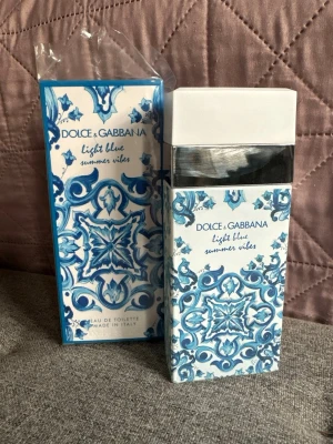 Dolce & Gabbana Light Blue Summer Vibes - Doften varar i upp till 24 timmar. Jag har lådan. Var försiktig då jag inte accepterar returer. oanvänd