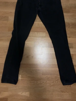 Svarta raka jeans - Säljer ett par svarta jeans med rak passform och klassisk femficksdesign. Jeansen har normal midja och är tillverkade i ett kraftigare denimtyg. Perfekta för dig som gillar en enkel och stilren look. Ordinarie pris 1395 kr. Kontakta mig för pris