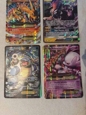 Fyra Pokémon EX/GX/MEGA-kort - Säljer fyra coola Pokémonkort: Charizard EX, Tapu Koko GX, Blastoise EX och Mega Mewtwo EX. Alla korten är holografiska och har färgstarka motiv med metallic-effekt. OBS! Alla korten är jumbo kort! Vilket innebär att de är mycket större än de vanliga korten. De är legitima och kommer från olika Pokémon promo paket. Priset går att diskutera.