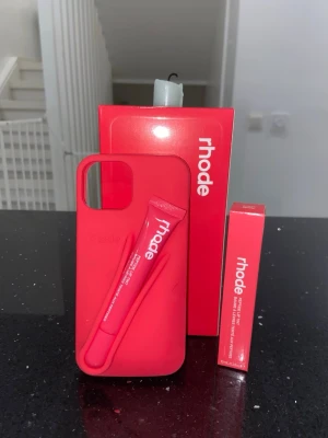 Rhode skal och liptint - Passar iphone 13/14/15 pro max. Helt nytt all på bilden följer med!