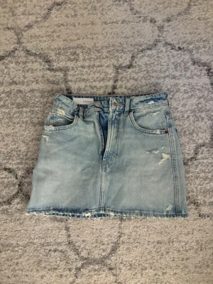 Ljusblå jeanskjol från Zara - Ljusblå jättefin jeanskjol från Zara 💕