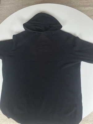 Blå Oscar Jacobson Kashmir hoodie  - Sjukt snygg blå Oscar Jacobson Hoodie i storlek XL, passar även en större L. Sällan använd.