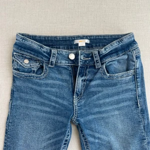 Lågmidjade bootcut jeans ifrån Gina tricot  - Säljer ett par nya blåa lågmidjade bootcut jeans ifrån Gina tricot. slutsålda på hemsidan och i butik. Pris kan diskuteras, hör av er vid frågor eller funderingar!!💕💕 