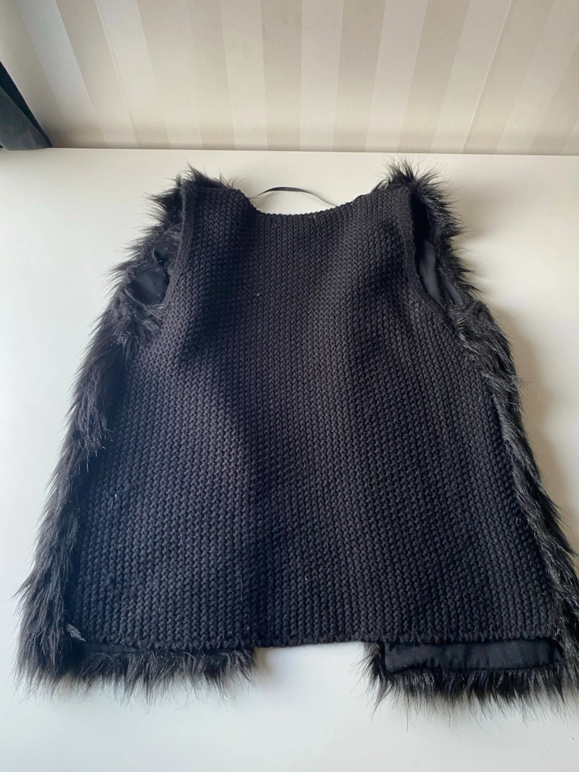 Svart pälsväst med stickad rygg från primark - 4