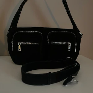 Noella väska  - Fin väska från Noella i modellen ”Celia”. Köpt ny begagnad, aldrig kommit till användning. 20x31x10 cm