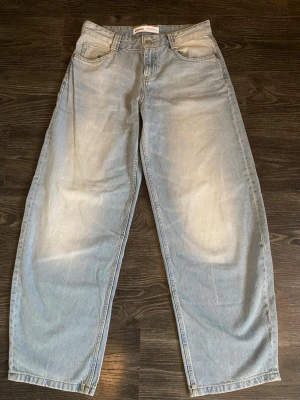 Ljusblå baggy jeans från Bershka - Säljer ett par ljusblå baggy jeans från Bershka. Jeansen har en avslappnad passform och är gjorda i bomullsdenim. Perfekta för en chill och trendig look. Jensen är i ballong modellen👖🌸💓