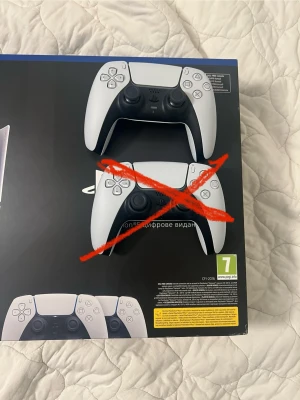 Vit PlayStation 5 DualSense handkontroll - Säljer en vit PlayStation 5 DualSense handkontroll med svart detaljering. Kontrollern har ergonomisk form, klassiska PlayStation-knappar och touchpad. Tillverkad i plast och passar perfekt för gaming på PS5. Har inte äns använde den 