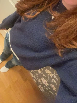 Mörkblå stickad tröja - Mysig mörkblå stickad tröja med avslappnad passform och långa ärmar. Tröjan har en enkel design utan synliga mönster eller loggor och är perfekt att bära till jeans. Materialet ser ut att vara mjukt och bekvämt, troligen bomull eller ullblandning. Köpte på plick och är nopprig därav så billig.