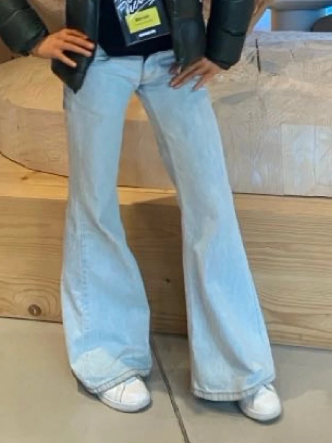 Ljusblåa utsvängda jeans - 1