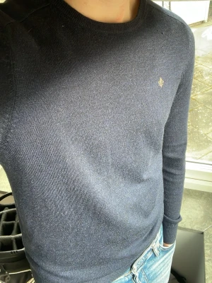 Morris Merino tröja - Mörkblå Morris tröja i merino ull. Storlek L men sitter mindre typ som M. Tröjan är i mycket bra skick. Hör av dig om prisförslag eller frågor!