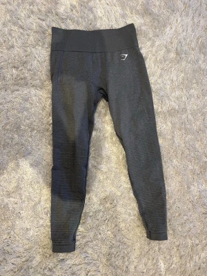 Grå seamless tights Gymshark - Snygga gråa seamless tights från Gymshark. Säljer då de är lite stora för mig, men de är sanna i storleken och formar fint!