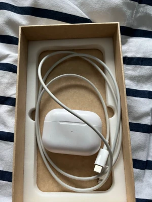 Vita AirPods Pro Max inkl laddsladd - Säljer ett par vita AirPods Pro Max med laddsladd, funkar galant, pris inte spikat i sten.