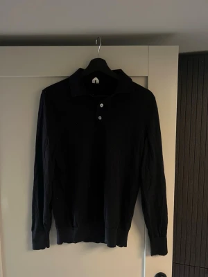 Arket stickad piketröja  - Mörkblå/svart stickad pikétröja från arket. Skönt material och bra passform