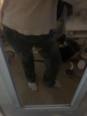 Juicy couture byxor - Jag säljer mina gröna Juciy couture byxor då de inte har kommit till så mycket användning! Dessa är köpta 2023 och har används ungefär 10 gånger. De har inga tecken på användning FÖRUTOM att metall grejerna på snörena har åkt bort (bild 6). Pris kan diskuteras💗 Vid snabb förhandling kan jag tänka mig gå ner i pris. Nypris 1200kr.