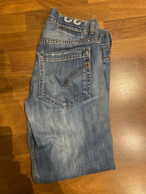 Dondup jeans  - Säljer ett par donup George i storlek 32 som är u hyfsat bra skick de bara skriva om ni har frågor 