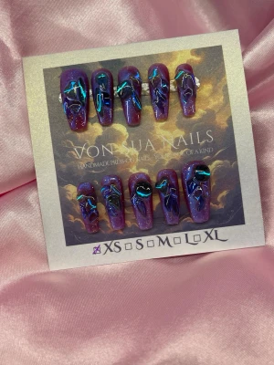 Nebula (XS);Medium Ballerina - Unika handgjorda press-on naglar i lila nyans med skimrande finish och neonblå abstrakta charms. Naglarna har en medium ballerina-form och är perfekta för dig som vill sticka ut med en kreativ och färgstark look.XS: 14 mm, 11 mm, 11,5 mm, 10 mm, 8 mm 