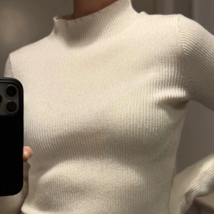 Mysig stickad tröja - Jättemysig och fin tröja från Pink Woman. Passar mig bra som vanligtvis har storlek S. Vit/ beige färg.