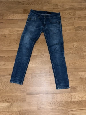 Tiger of Sweden Jeans - Ett par fräscha jeans ifrån tiger of Sweden . Inga täcken på skador eller liknade . Passform slim fit 
