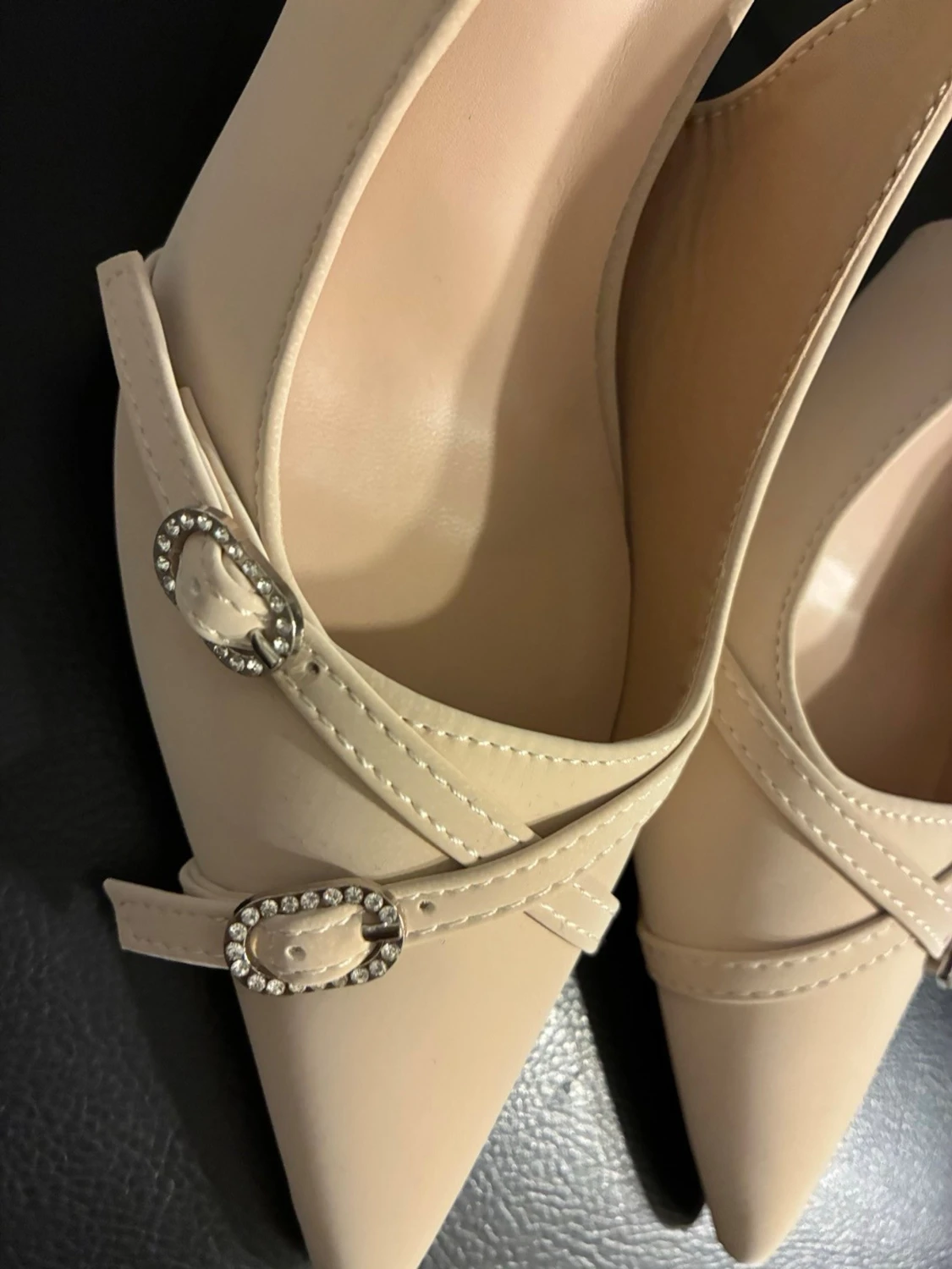 Beige pumps med smala remmar - 3