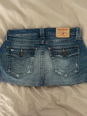 True religion kjol  - Snygg kjol från true religion, midjemåttet rakt över är 36cm