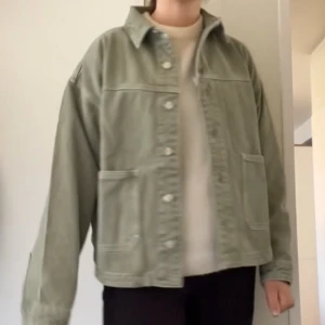 Zara grön jeansjacka  - Såå snygg o populär grön jeansjacka från zara💕💕superbra skick