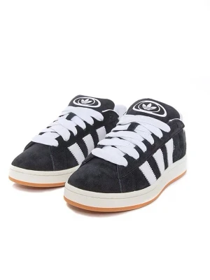 Svarta Adidas sneakers Campus - Säljer ett par svarta Adidas Campus sneakers  med klassiska vita ränder på sidorna och breda vita skosnören. Om fler bilder fråga!!💕