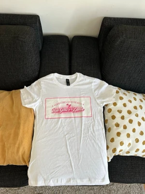 Good girls go to Heaven Bad girls go to zante t-shirt - En festlig t shirt riktade till tjejer som ska på resa i sommar. Det finns 5 tröjor kvar och det går åt snabbt så skynda er! 