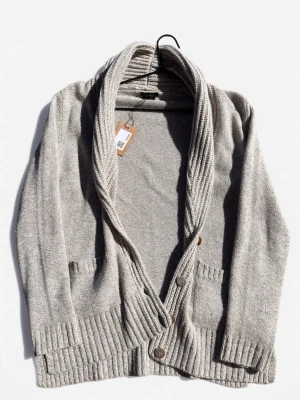 Beige stickad kofta från Massimo Dutti - Säljer en beige stickad kofta från Massimo Dutti , Denna är i storlek M och är i nyskick, Pris på denna är 599. Hör av vid frågor!!! Modellen 181, 77kg