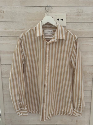 Randig vit/beige Linne-skjorta från selected home  - Riktigt somrig och härlig skjorta från selected home ||| passformen är lite vidare och luftigare för en riktigt snygg sommar look ||| hör av er vid frågor eller funderingar// GC