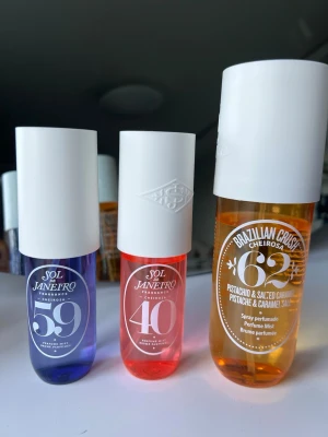 Sol de Janeiro Cheirosa parfymmist trio - Tre Sol de Janeiro Cheirosa parfymmister i färgerna lila (59), rosa (40) och orange (62). Flaskorna är i plast med vita lock och spraymunstycke. Doft 62 har inslag av pistage och salt karamell. Snygga flaskor som sticker ut på hyllan.