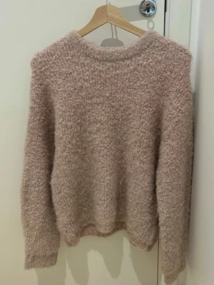 Ljusrosa fluffig stickad tröja - Supermjuk och fluffig stickad tröja i ljusrosa färg. Tröjan har rund halsringning, långa ärmar och en mysig, lite lös passform. Perfekt för kalla dagar när du vill ha något extra gosigt på dig. Skickas samma dag!💗