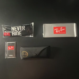 Ray-Ban svarta solglasögon  - Raybansen har svarta bågar i plast och mörka linser. Levereras med originalfodral, putsduk, alla og lappar och förpackning. Jag köpte dessa i Spanien för flera år sedan därför är bågarna väldigt sega (går lätt att fixa på egen hand), inget kvitto kommer med och är den gamla rayban boyfriend modellen (finns knappt någon skillnad från den nya modellen). Jag har låtit de här lika i flera år (eftersom jag trodde att det skulle gå upp i värde) säljer nu dem pga att jag har skaffat nya i en annan färg