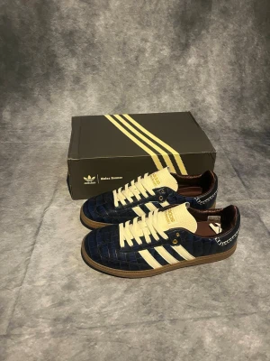 Wales Bonner Adidas skor - Hallö! Säljer nu dessa feta wales bonner adidas sneakers! Skriv gärna om ni är intresserade! Skick - 9/10