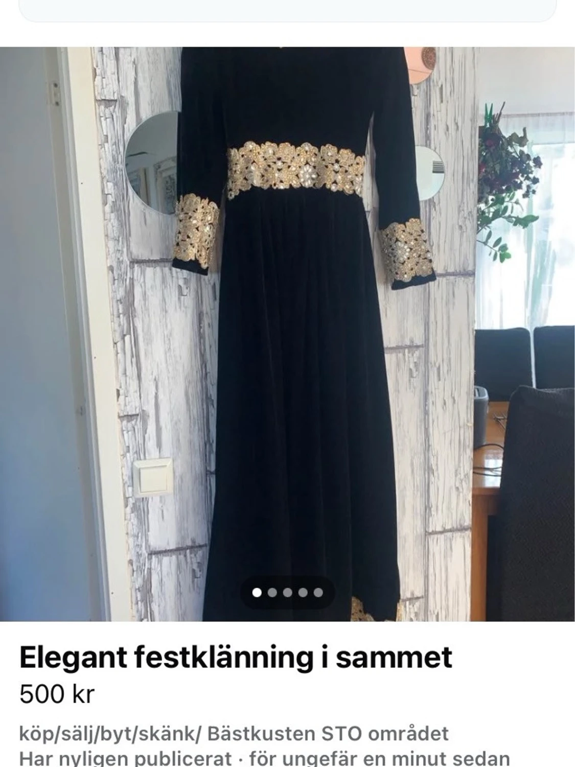 Svart långklänning i sammet med guld