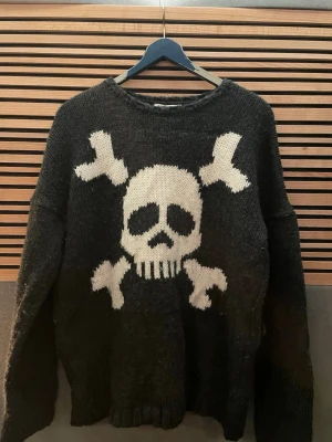 Our Legacy Popover Roundneck Jolly Roger Herr Size 46 Brun - Sällsynt Our Legacy Kofta från 2020 Fall Collection. Size 46 men oversize - skulle säga 48. Nyskick! Notera att den är distressad i designen.