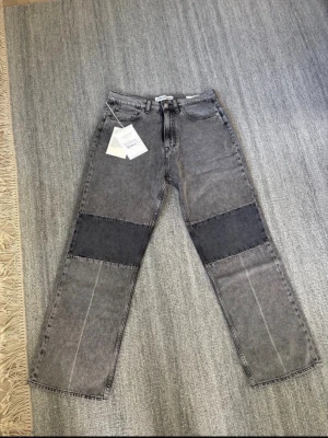 Our Legacy third cut jeans  - Helt nya extended thirs cut från our legacy i grått och svart. Size 31 och tags sitter på och följer med! Hojta om du har frågor nypris är 3600 kr
