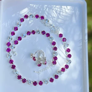 Smyckesset, halsband, örhängen, armband, ring - Halsband, armband, örhängen och ring, med blandade kristaller. Silverpläterad mässing. Färg, Fuschia och Clear Crystal, ss39 8mm stora kristaller. Längd 45cm inkl lås och förlängningskedja. Sista bilderna visar andra halsband som finns i lager som jag gjort. Jag skickar endast spårbart, samfraktar. Fast pris. Besök gärna mina övriga annonser.  Till mina smycken använder jag kristaller från Preciosa, Aurora och Swarowski.