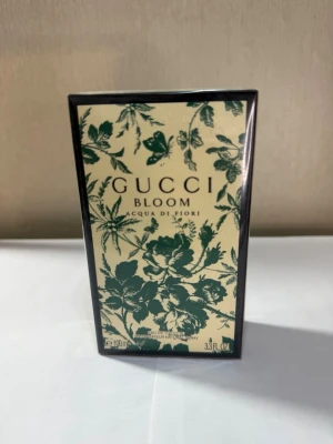 Gucci Bloom Acqua di Fiori parfym - Gucci Bloom Acqua di Fiori är en parfym i en elegant rektangulär kartong med gräddvit botten och grönt blommönster. Förpackningen har en lyxig känsla och rymmer 100 ml. Perfekt för dig som gillar fräscha och blommiga dofter.